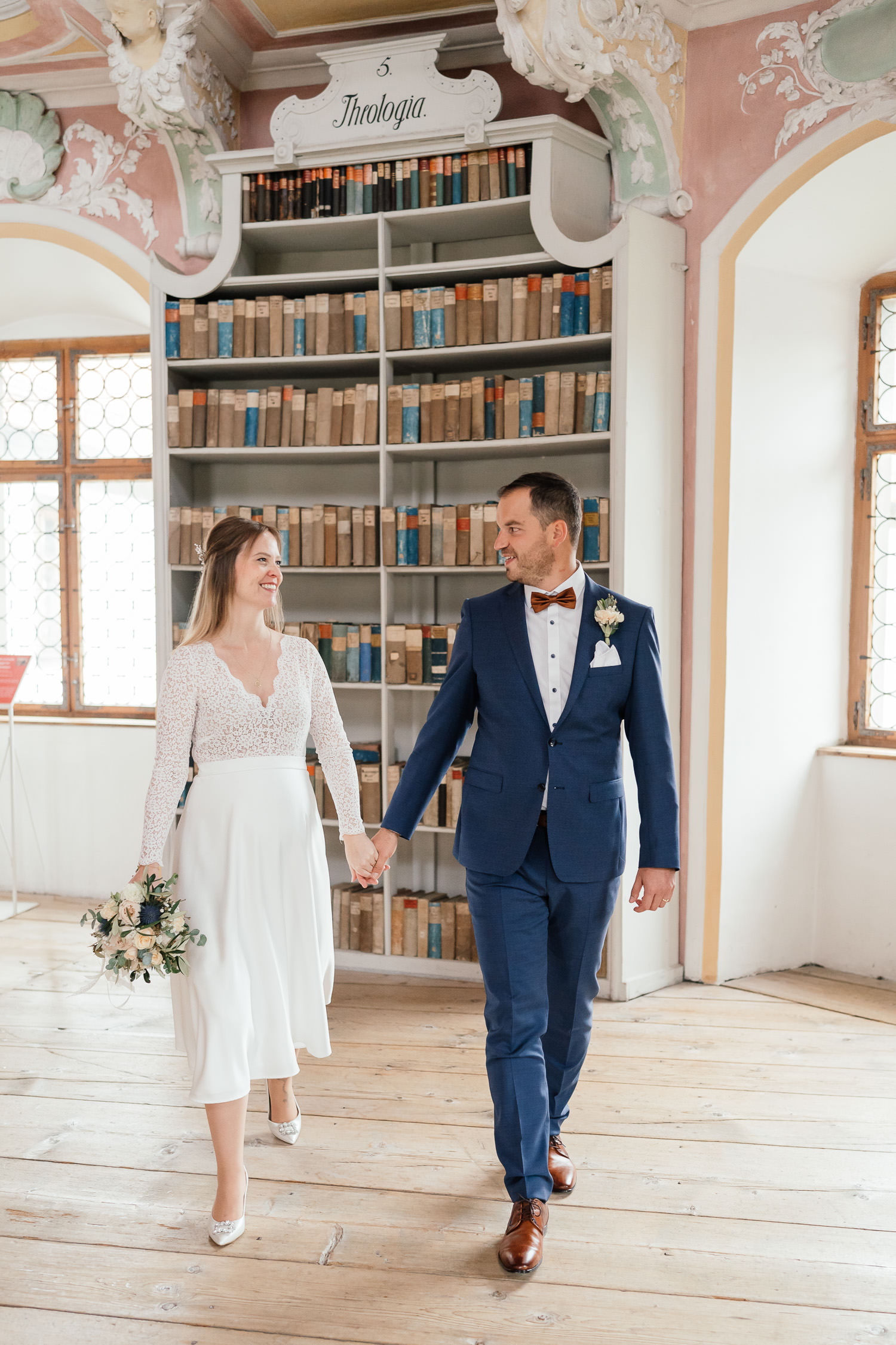 Brautpaarshooting in der historischen Klosterbibliothek