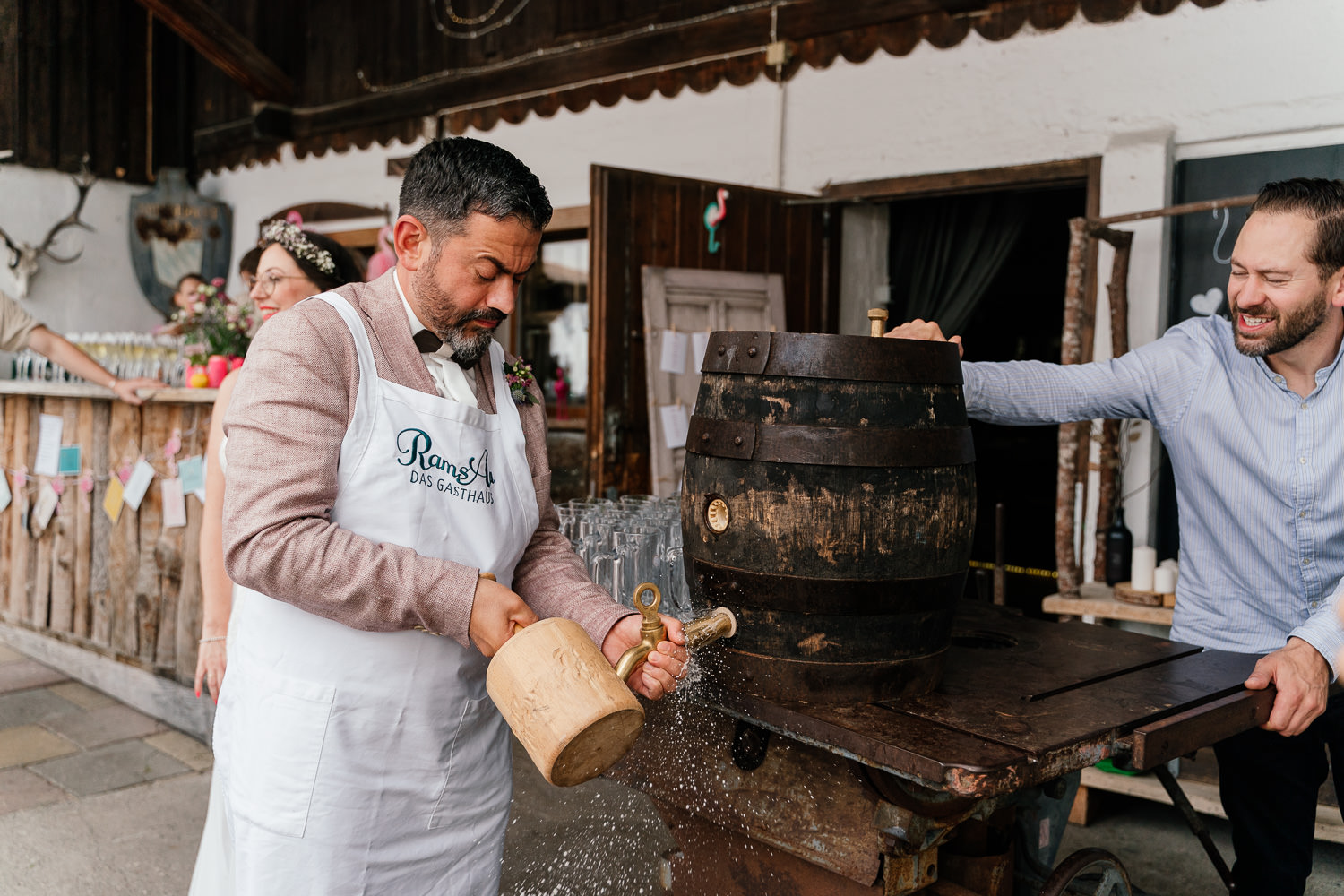 Fassanstich beim Sektempfang