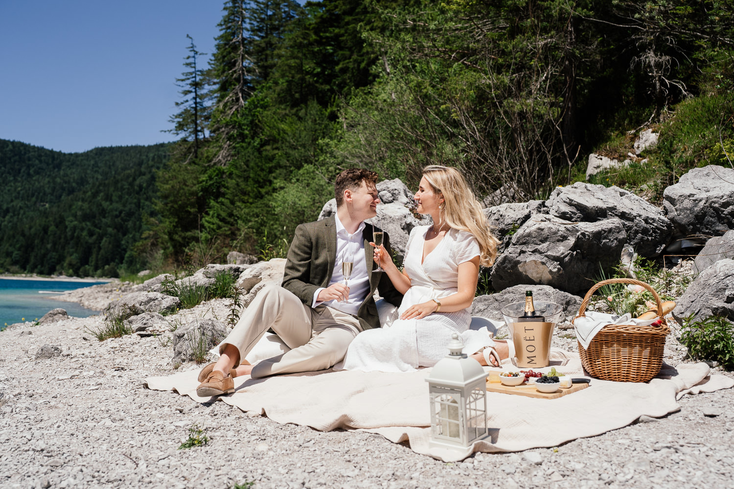 Heiratsantrag am Eibsee im Sommer